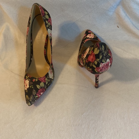 SIZE 6 JOE FRESH 4” High Heels. Black with Roses on them. - Picture 7 of 10